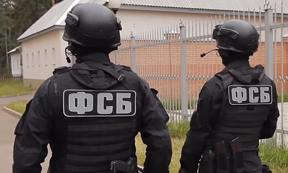 С КОБУРОЮ ПОД ПАЛЬТО