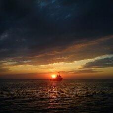 Каспий. О горизонт светило разбилось