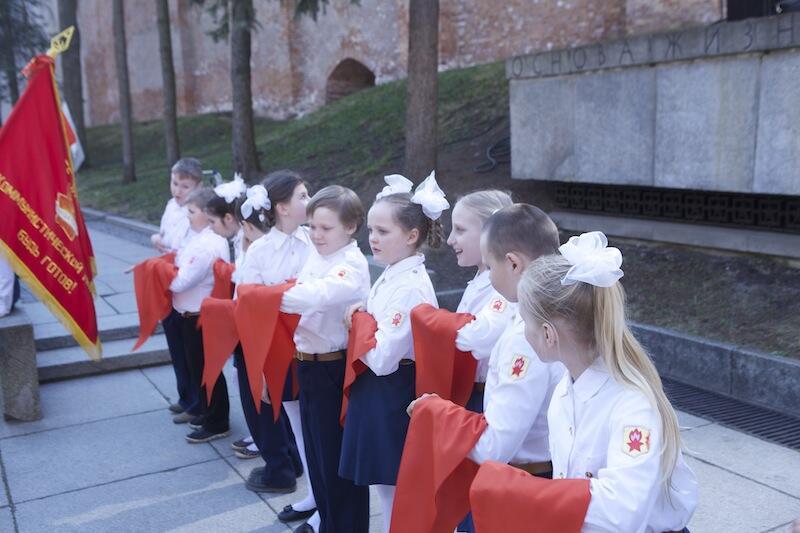 Красный галстук на сгибе руки