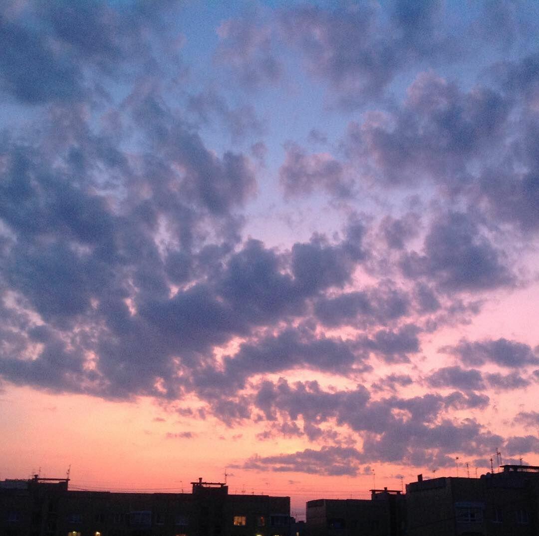 В полынье облаков млеет золото солнца...