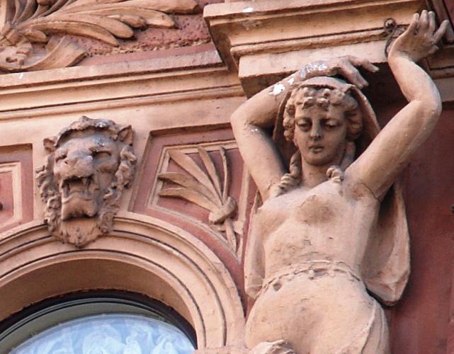 Лев и Кариатида....верлибр