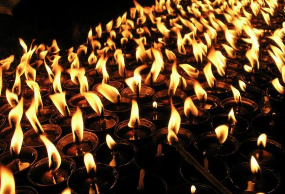 Симфония любви и 1000 свечей. Много свечей. 1000 Свечей. Тысячи горящих свечей. Много свечей фото.