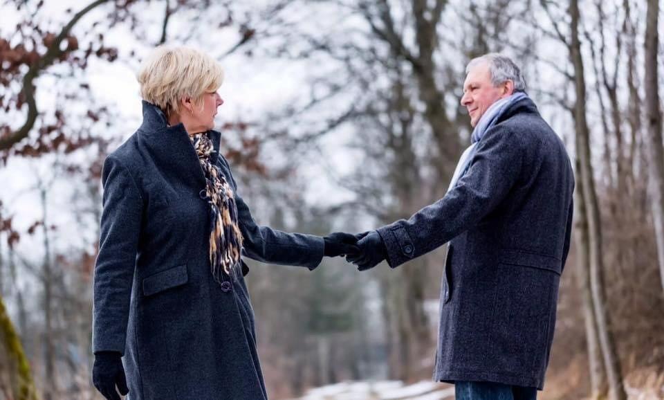 КОСНУТЬСЯ РУКИ В ТИШИНЕ