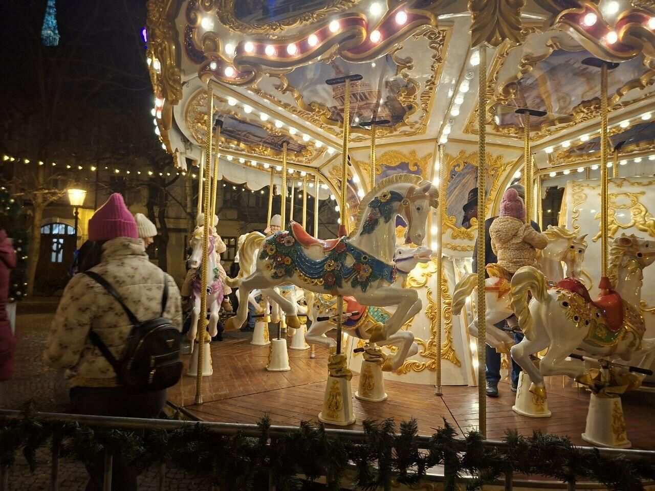 Вновь метёт у окна метель