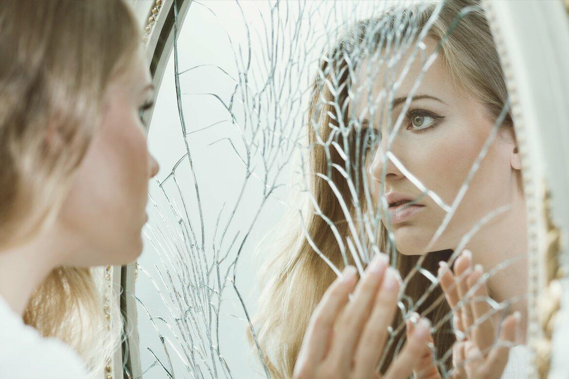 Душа ее отражение. Девушка в зеркале. Отражение в зеркале. Фотосессия с зеркалом.