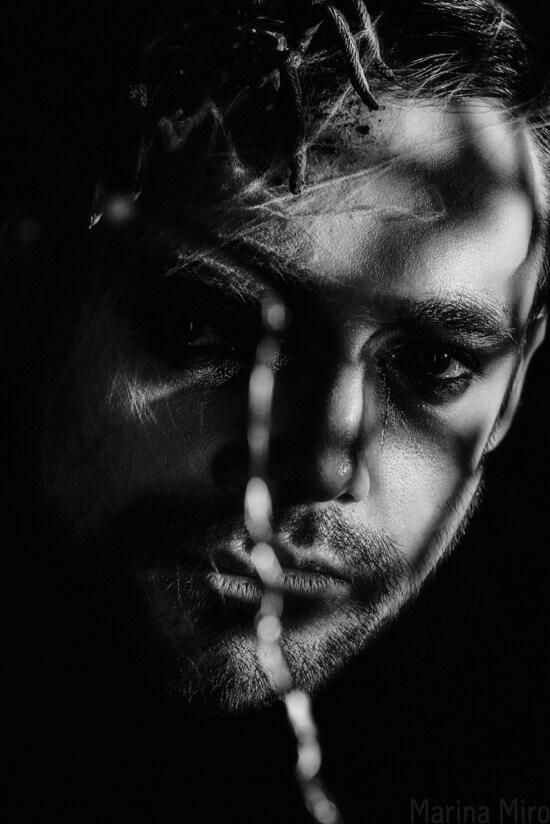 Поэт при жизни невесом...