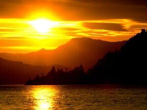 Прекрасен на море закат…