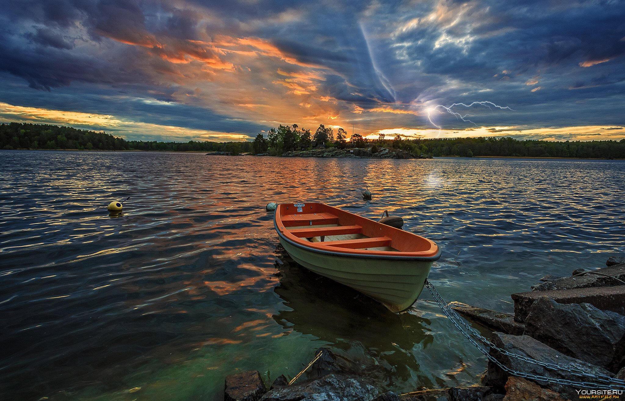 Волна играет с лодкою
