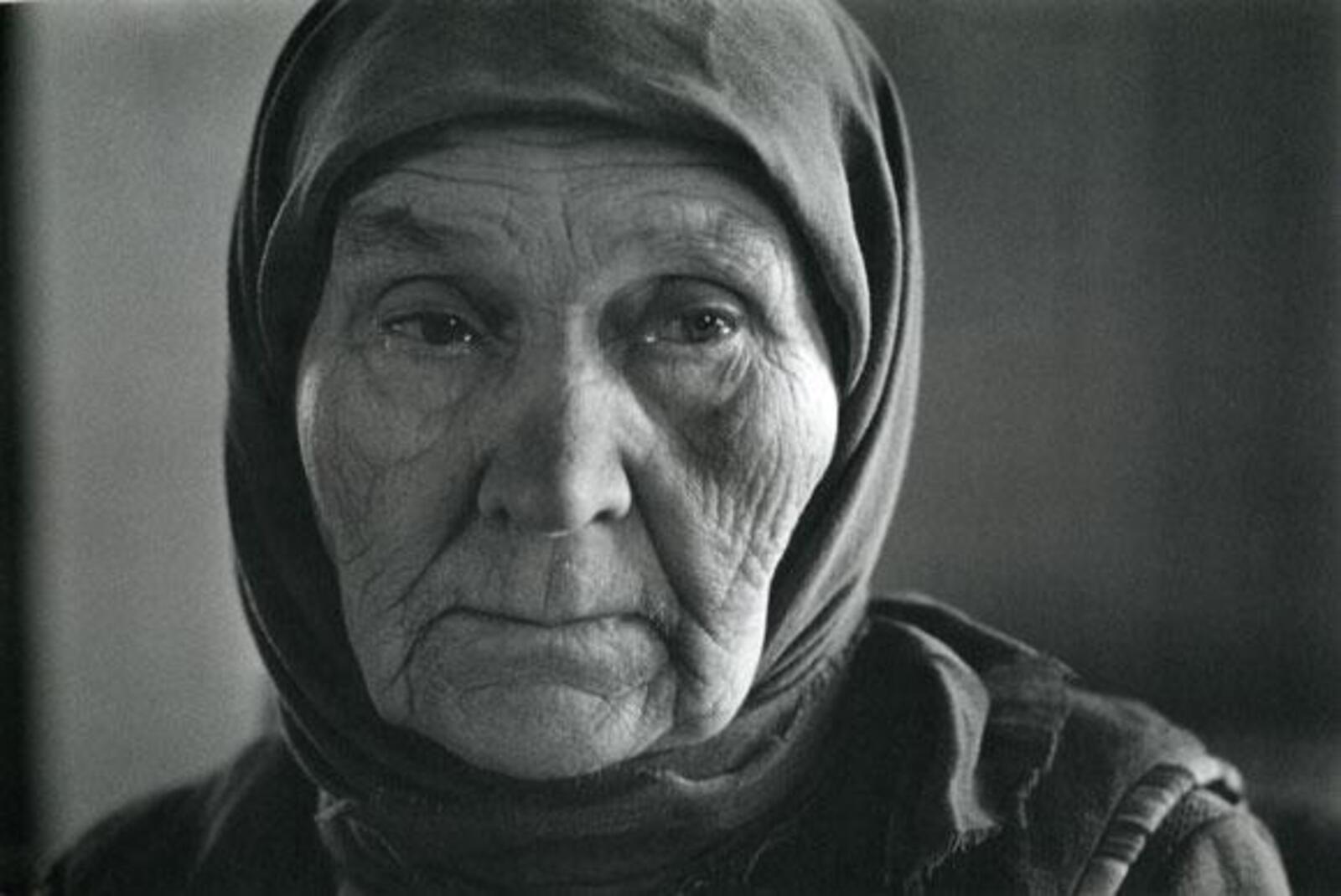 Гроза бабушек. Пожилая женщина в платке. Бабушка в черном платке. Старое лицо. Лицо старушки.
