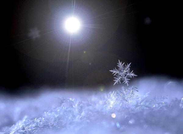 Снежинок белая постель ...