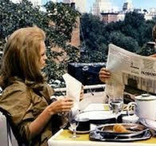 Фима читает  жене прогноз погоды.