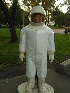 Не надо лечить космонавта.