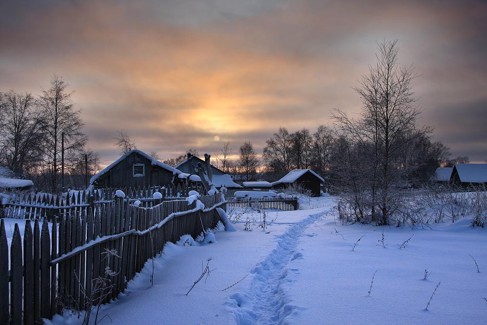 Солнце весело играет