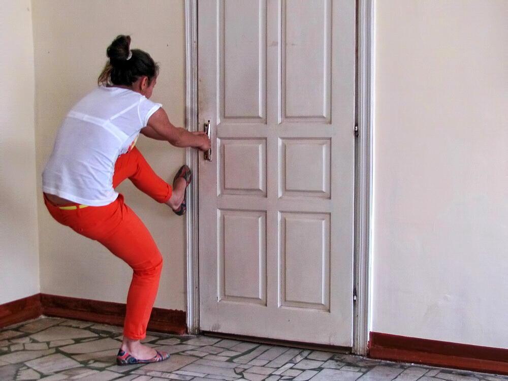 Ну, зачем эмоций столько?.. Или - осторожно, двери открываются...