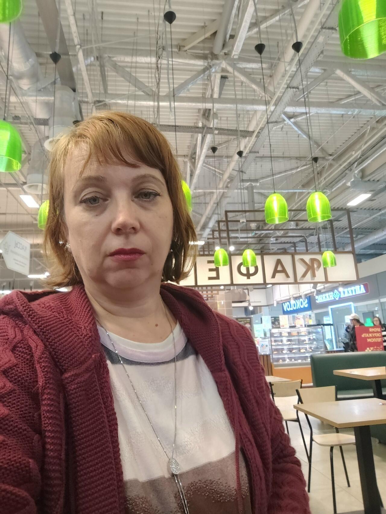 За столиком в кафешке.