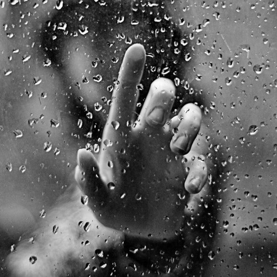 Следы дождя на мокрых. Рука на мокром стекле. Фотосессия в душе за стеклом. Человек за мокрым стеклом. Капли дождя на руке.