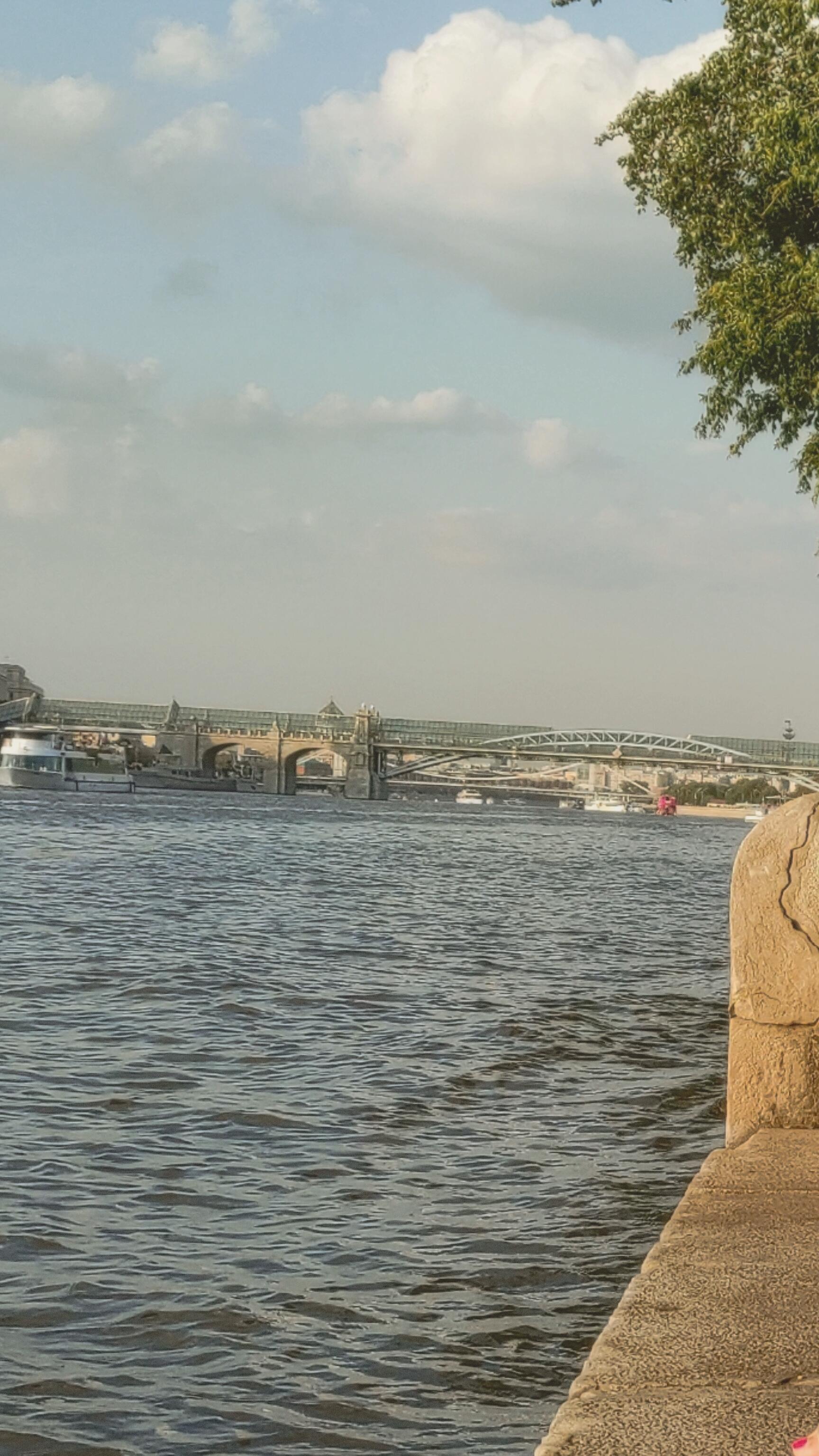 Мы смотрели на воды столичной реки