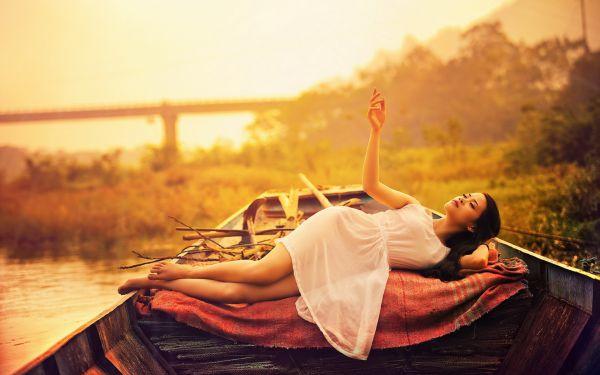 из объятий прочь