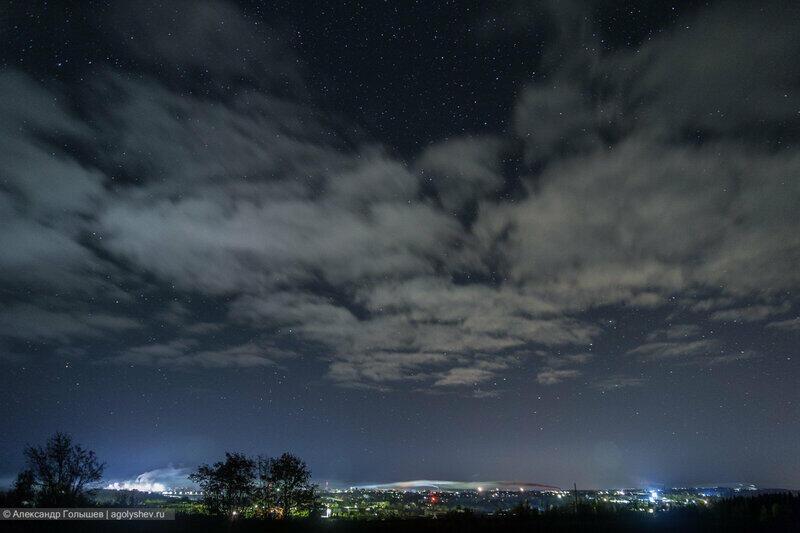 Месяцем прячемся мы над словесной поверхностью