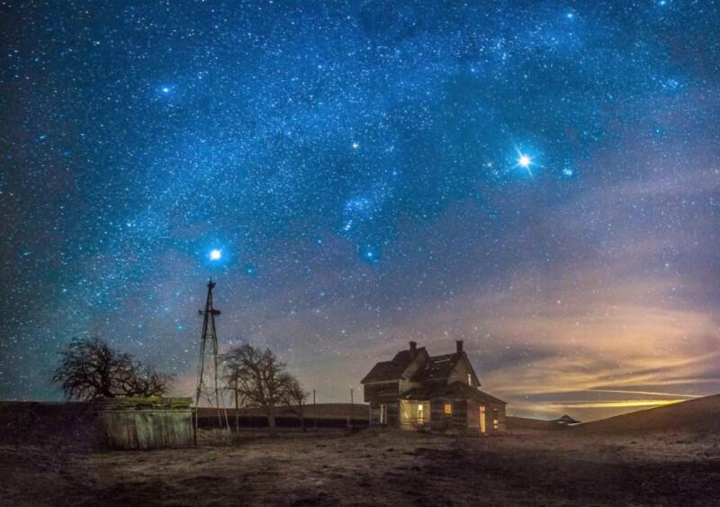 В норку ночи мышка-день...