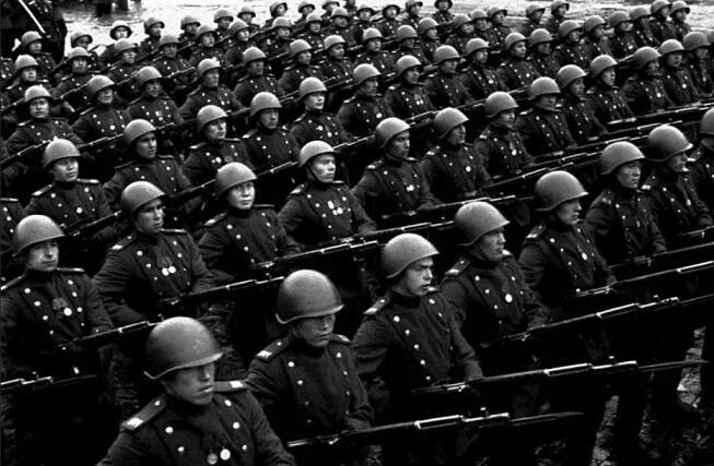  Когда маршируют мундиры