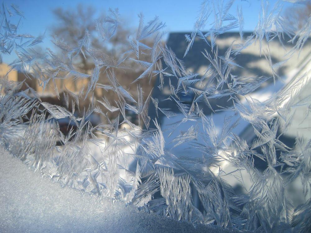 Заглядывает в окна ночь