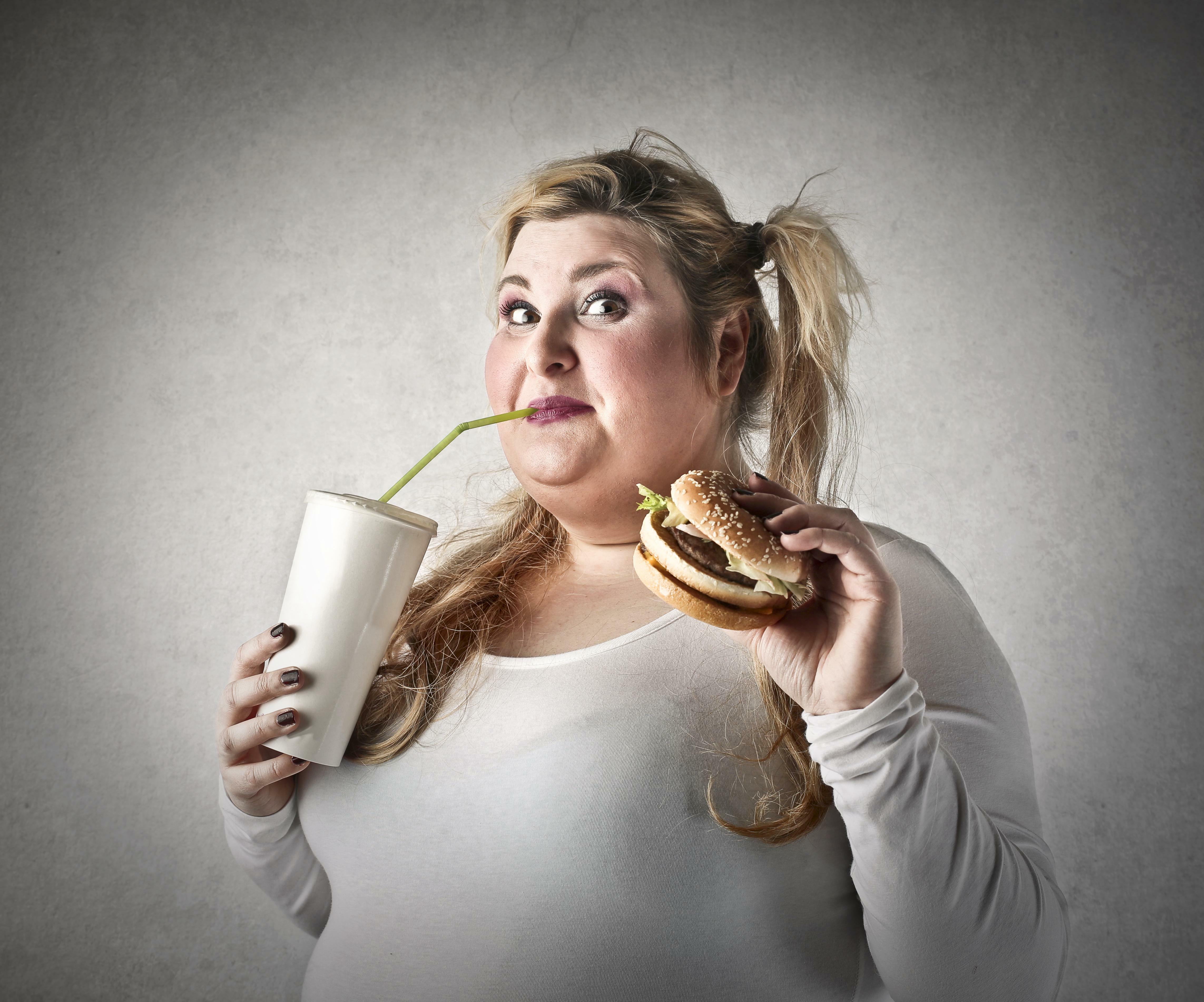 Желание быть толстой. Толстушка с едой. Толстая девушка ест. Полная женщина с едой.