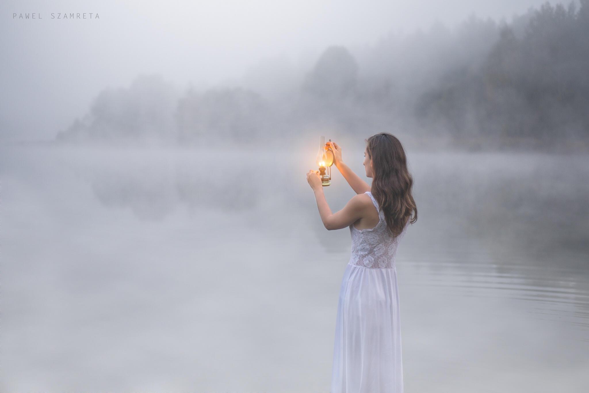 Душа душу видит издалека. Девушка в тумане. Фотосессия в тумане. Девушка свет. Фотосессия в тумане девушка.
