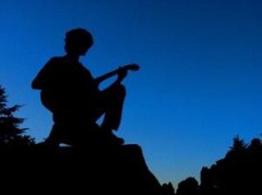 Я струны окунул в печаль