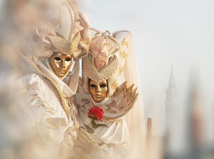 Кормлю с ладони голубей