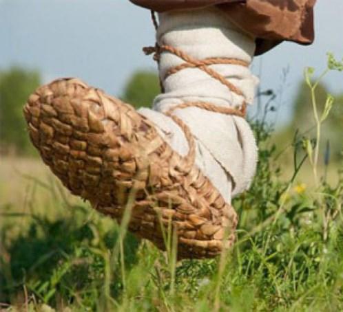 Тятенька, сплети мне лапоточки