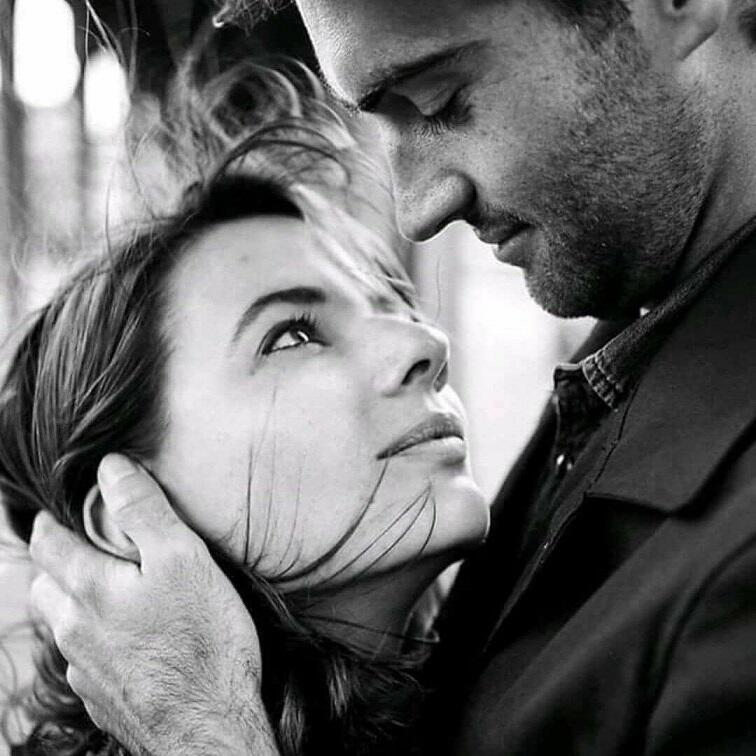 Меня съедала девица взглядом