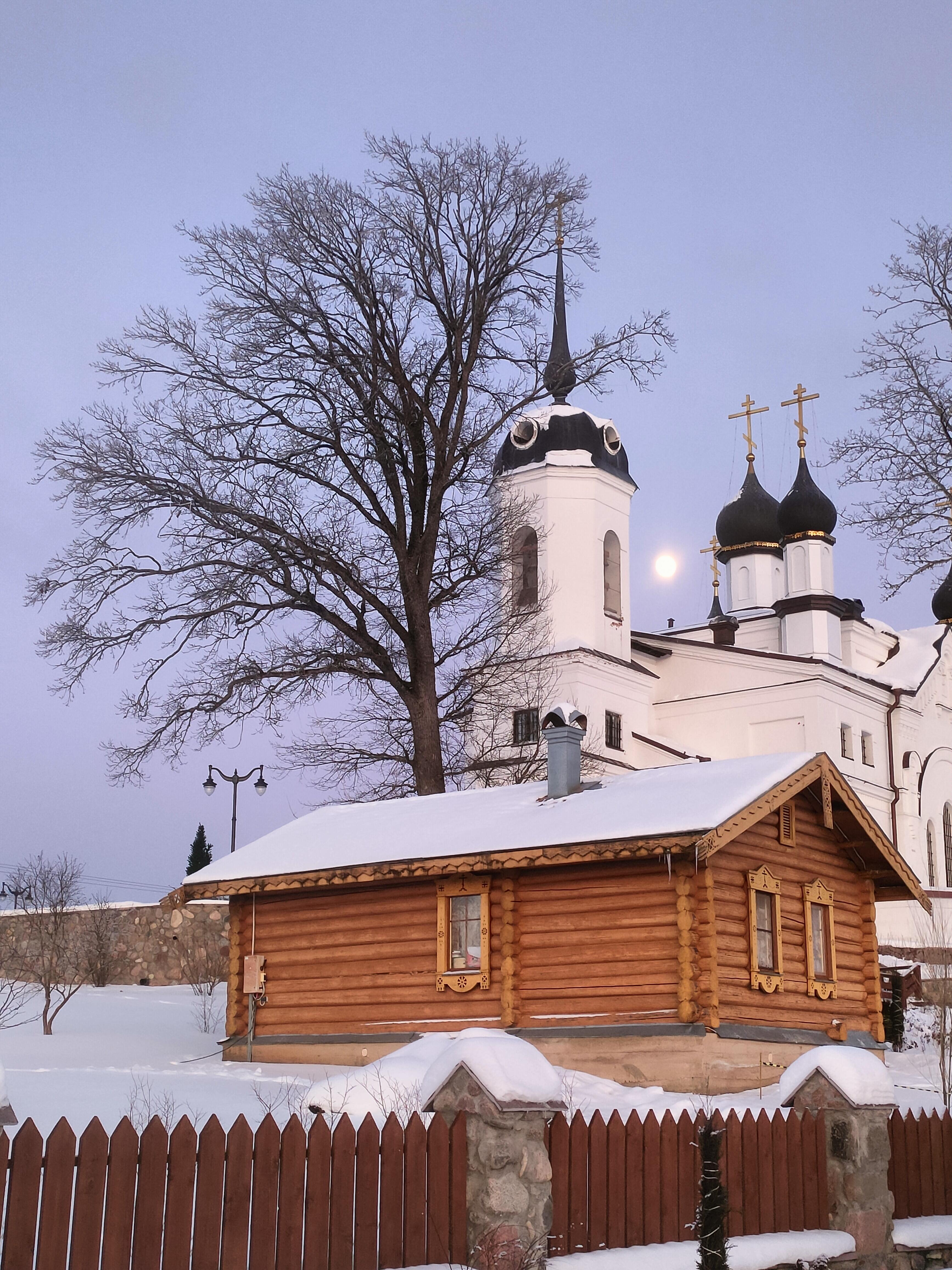 Луна любуется крестами