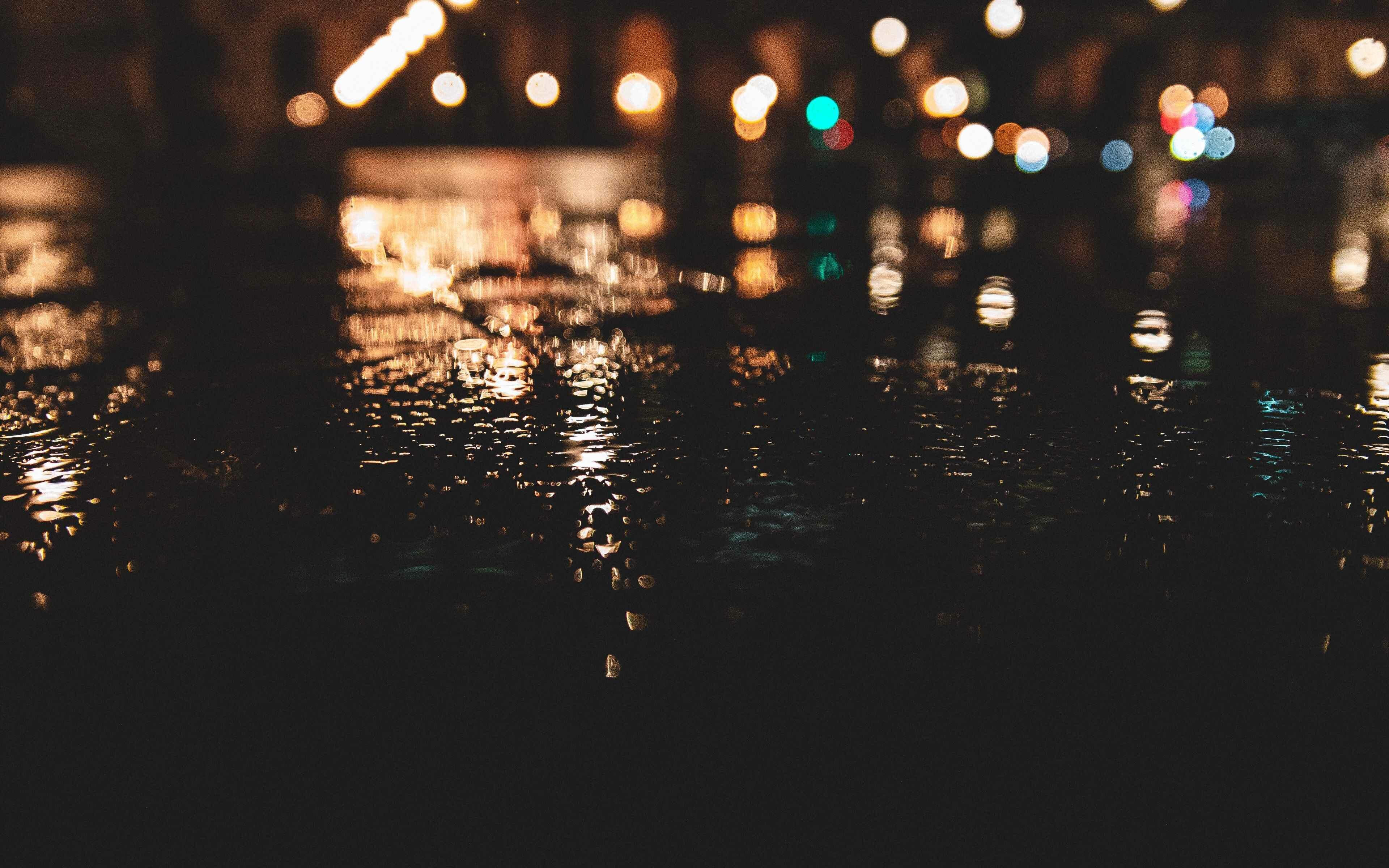 В грязных лужах отражение...