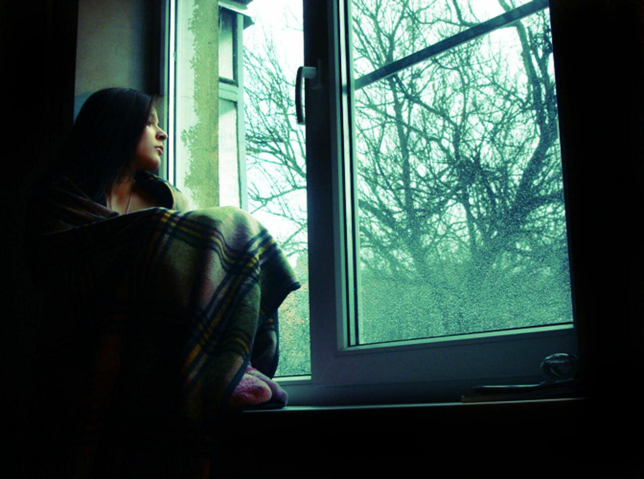 Milanalight. Девушка у окна. Девушка грустит у окна. Сидит у окна. Женщина возле окна.