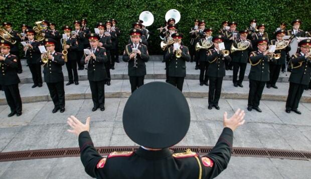 Не мовчіть барабани і труби!