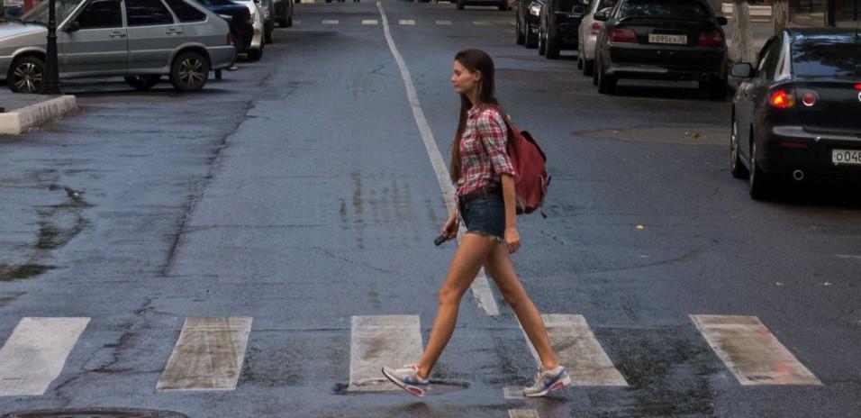 Чуть не установил. Девушка на переходе. Девушка переходит дорогу. Летние девушки на улицах. Пешеход девушка.