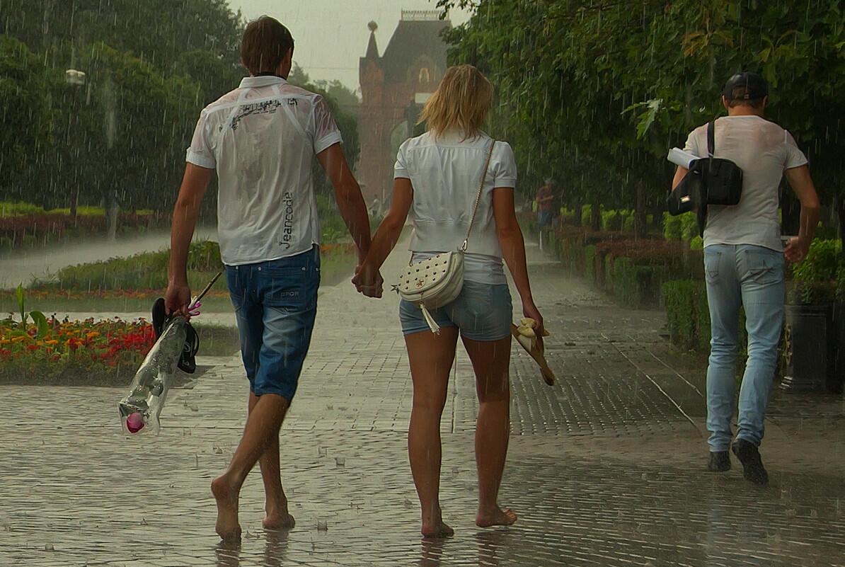 Девушки ходят по мужчине. Прогулка под дождем летом. Босиком по улице. Гулять под дождем босиком. Босиком под дождем.