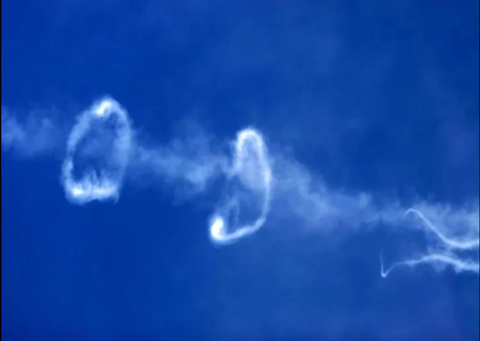 Кольцами облаками там и тут. Кольца дыма в воздухе. Летающие кольца дыма. Пускает кольца дыма. Кот пускает кольца дыма.