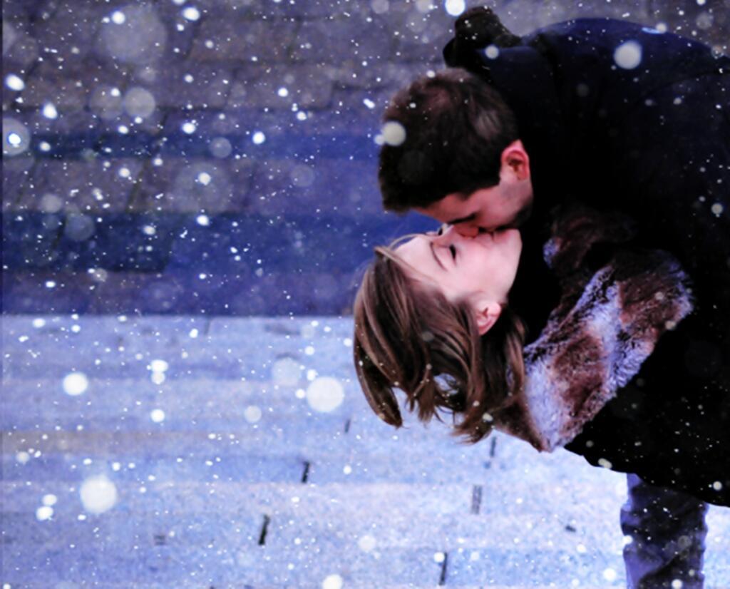 Твои губы холодные. Зимний поцелуй. Зима любовь. Поцелуй под Снегопадом. Пара зимой.