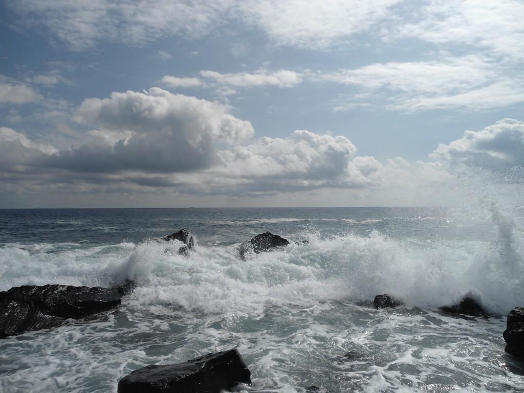 Море бурлит и клокочет...