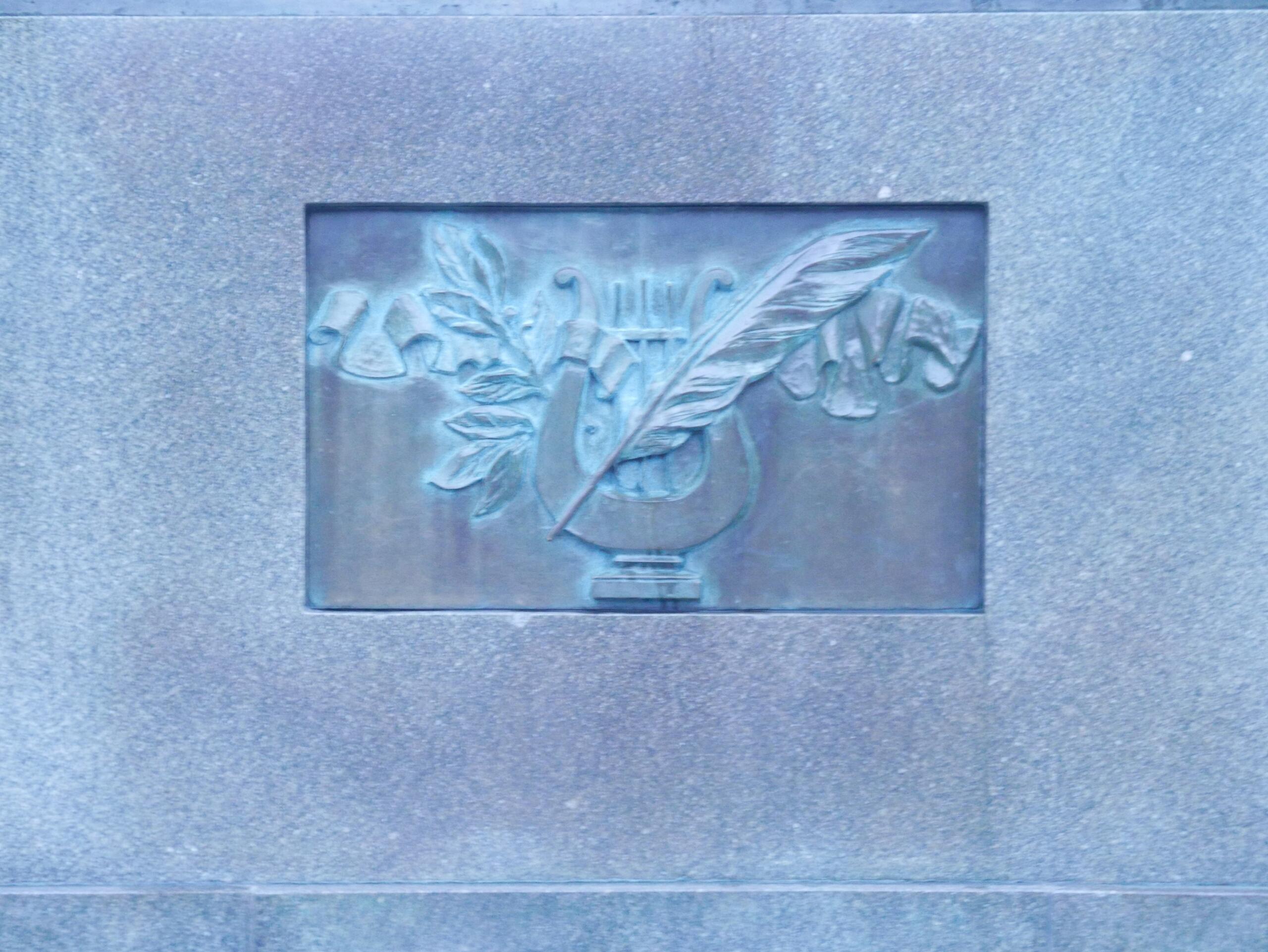 Опять взмахнула осень кистью