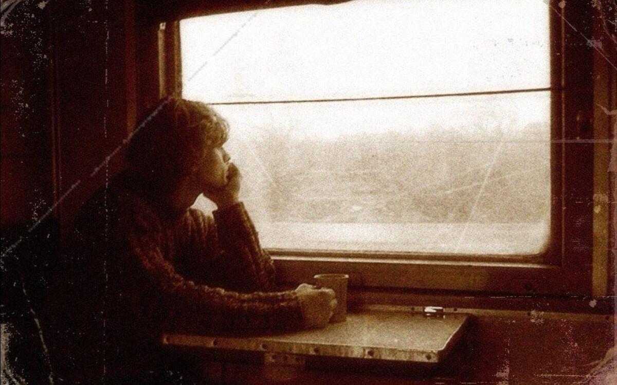 Поезд устал. Окно поезда. Окно вагона. Человек в окне поезда. Девушка в поезде у окна.