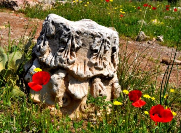 Прохладный ветерок среди руин забытых