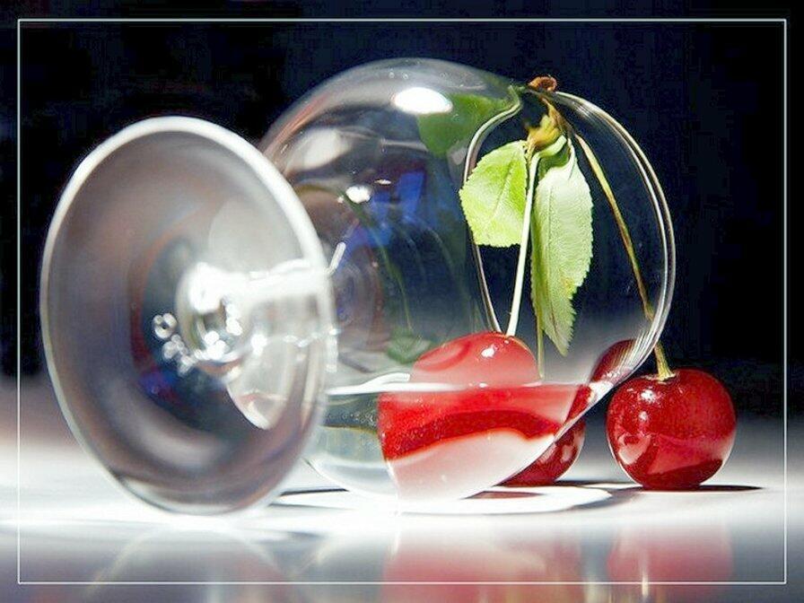 ИСТОРИЯ  ВИШЕНКИ  В  БОКАЛЕ - (акро)