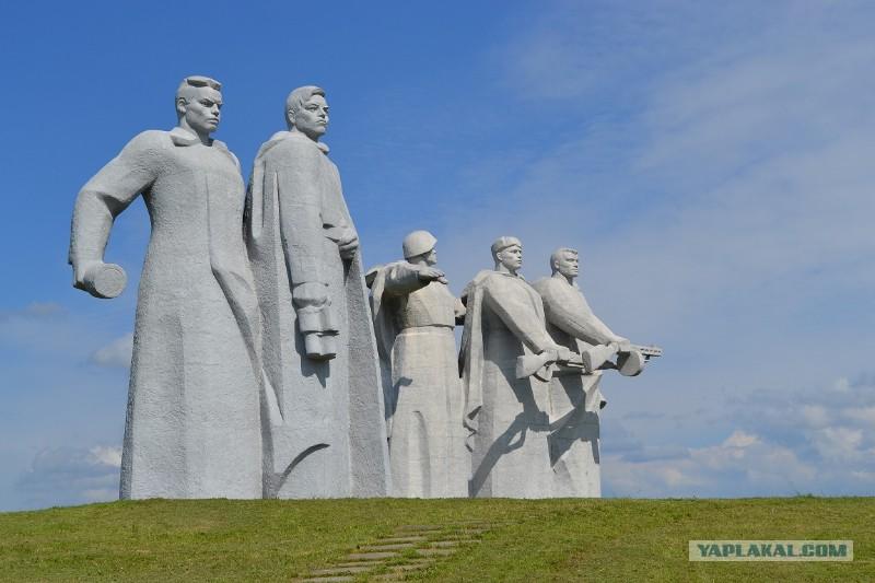 Восемь панфиловцев. Двадцать восемь Панфиловцев памятник. Дубосеково лагерь 28 героев Панфиловцев зимой. Памятник подвигу 20 восьми Панфиловцев. Композиция 28 героев Панфиловцев.