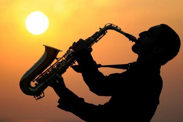 Играет одинокий саксофон