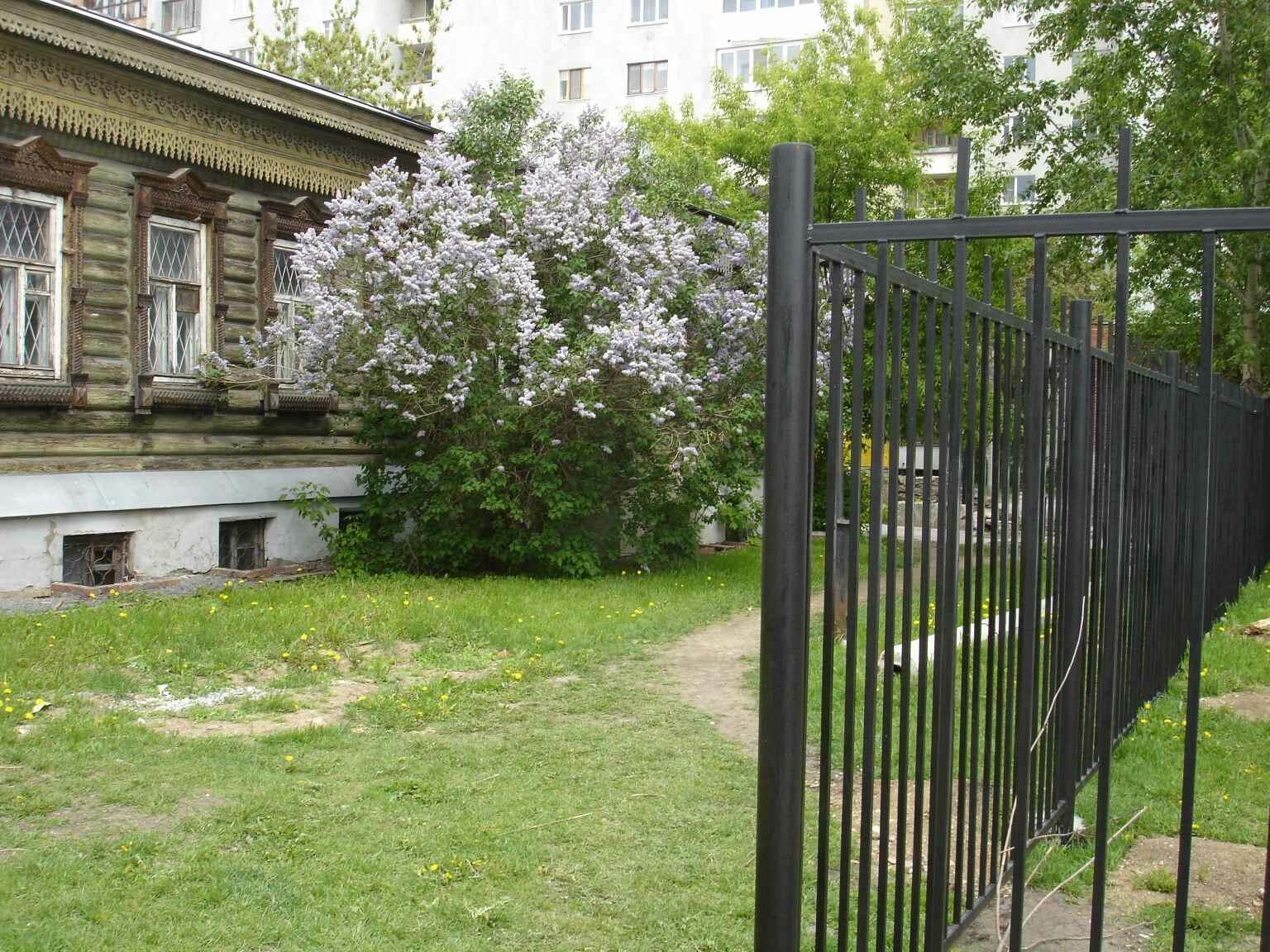 Девушка стоит перед мольбертом...