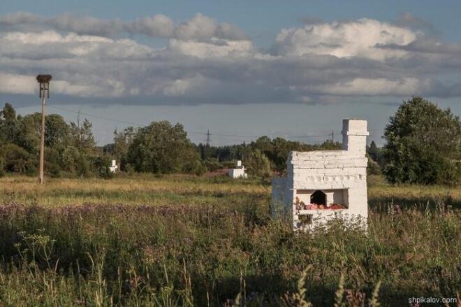 Сожжённых изб печные трубы