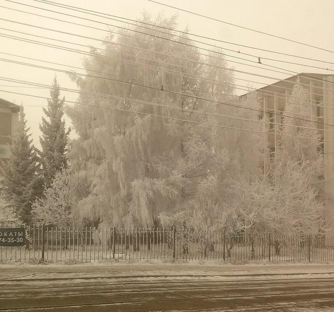 Лежат снежинки на стекле